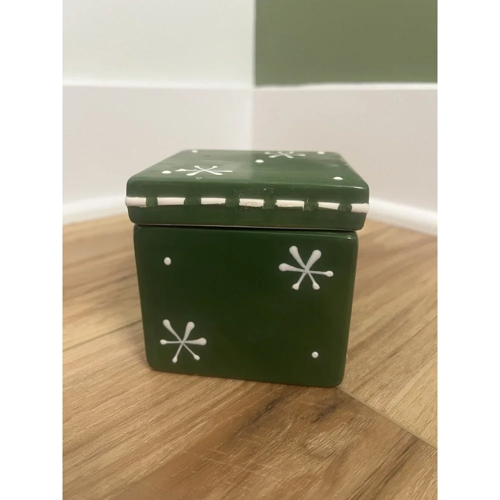 East West Distribution Santa Ceramic Lid Container‎ Box Green Holiday Christmas